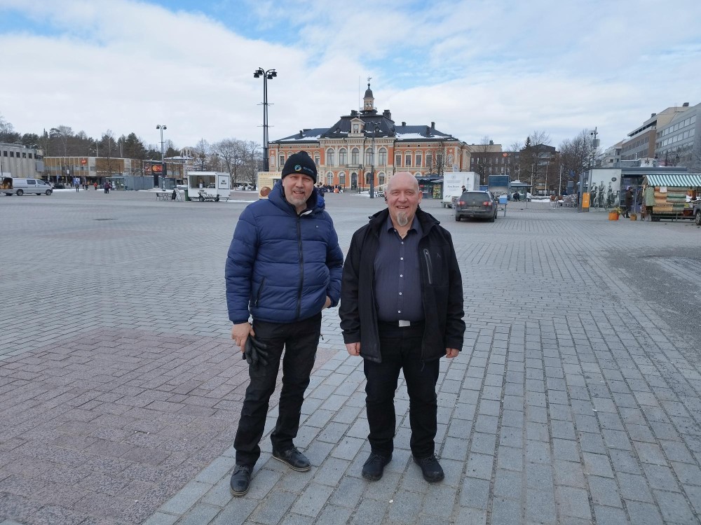 KL-Lämmön Heikki Tiainen ja Tilapalveluiden talotekniikka-asiantuntija Janne Ratilainen Kuopion torilla. KL-Lämpö toteutti Kuopion torinkannen sulanapitopiirin glykolitäytön vuonna 2012. Työssä käytettiin KL-Lämmön valmistamaa KK-Inhimeg-glykolia, joka sisältää pitkäkestoista KK-620-korroosionestokemikaalia. Järjestelmä on toiminut hyvin ja asiakas on ollut tyytyväinen.