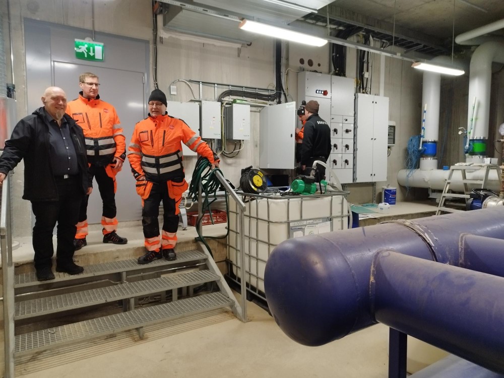 Tilapalveluiden Janne Ratilainen sekä Servican Jussi Lindsberg ja Ilkka Tilles tarkastamassa glykolien ja verkostojen kuntoa katusulanapidon lämmönjakeskuksessa. Tilapalvelut huolehtii glykolijärjestelmien toimivuudesta yhdessä Kuopion kaupungin sidosyksikön Servican kanssa.