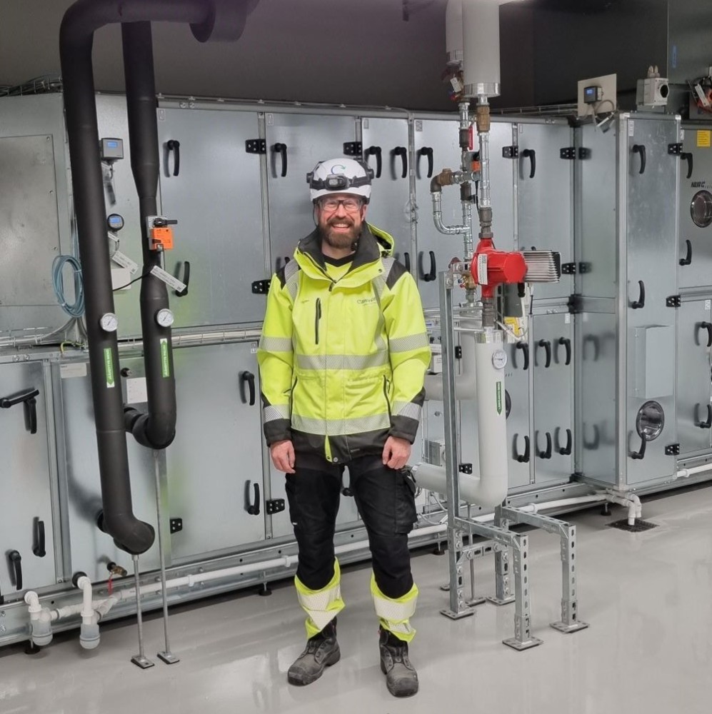 Caverionin Teemu Lemmetty kehuu yhteistyötä KL-Lämmön kanssa: – Työmaan toiveisiin ja muutoksiin reagoidaan nopeasti ja yhteistyö sujuu joustavasti. Henkilöstö on erittäin ammattitaitoista, mikä helpottaa projektipäällikön työtä.